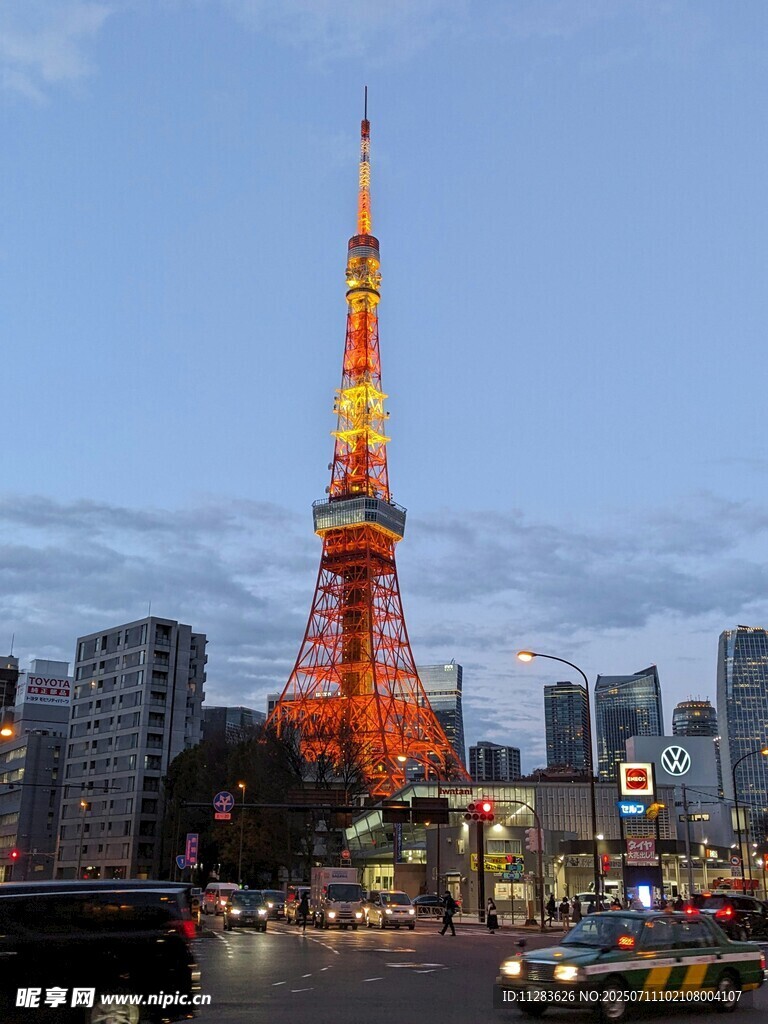 东京塔下的城市街景