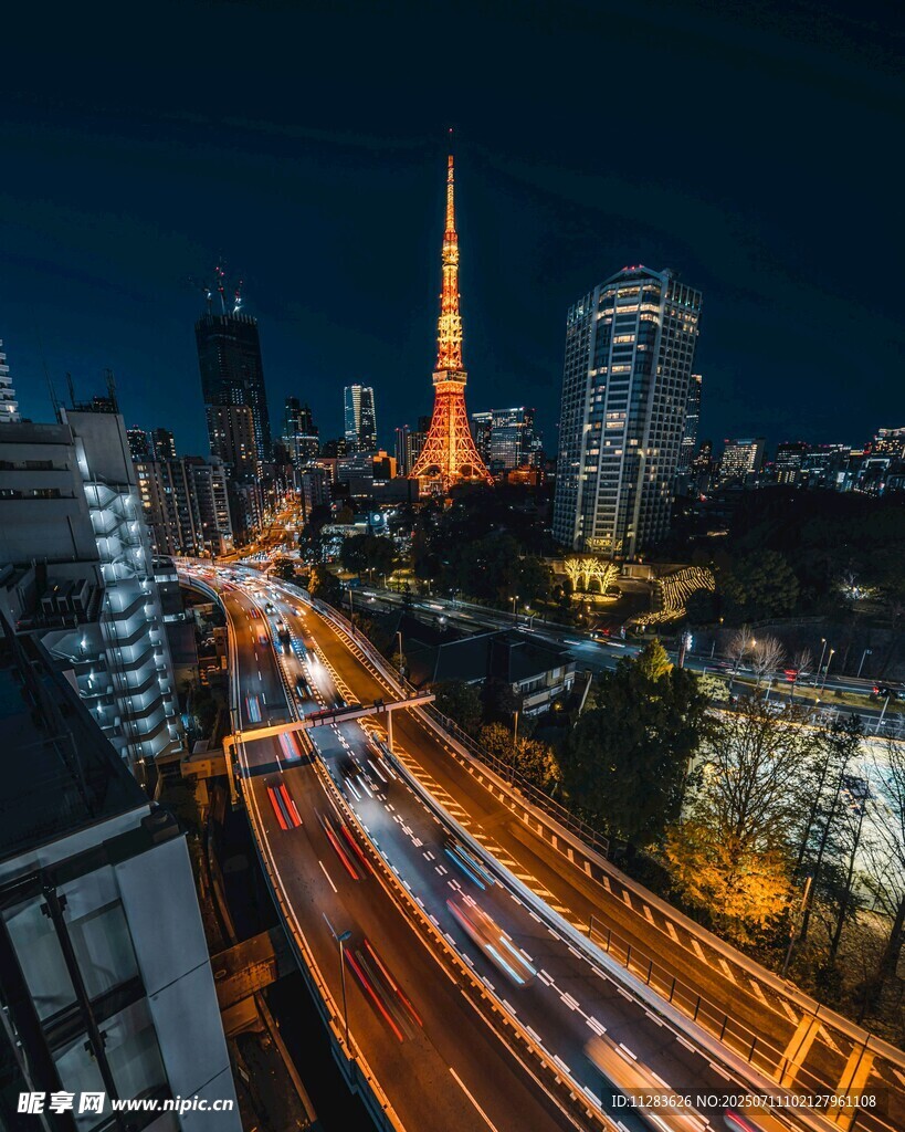 东京夜景中的车流与塔景