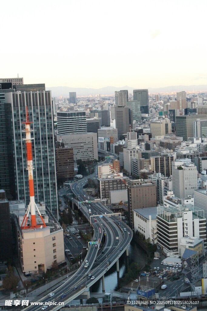 城市高架桥与林立建筑景观