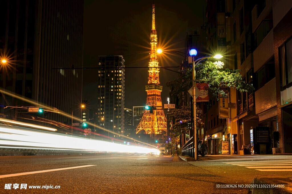 东京夜景下的璀璨塔与车流