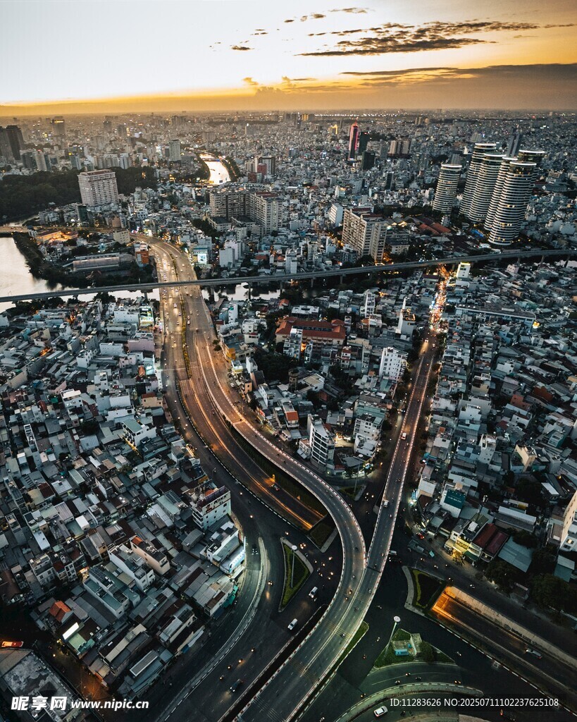 城市高架桥夜景俯瞰