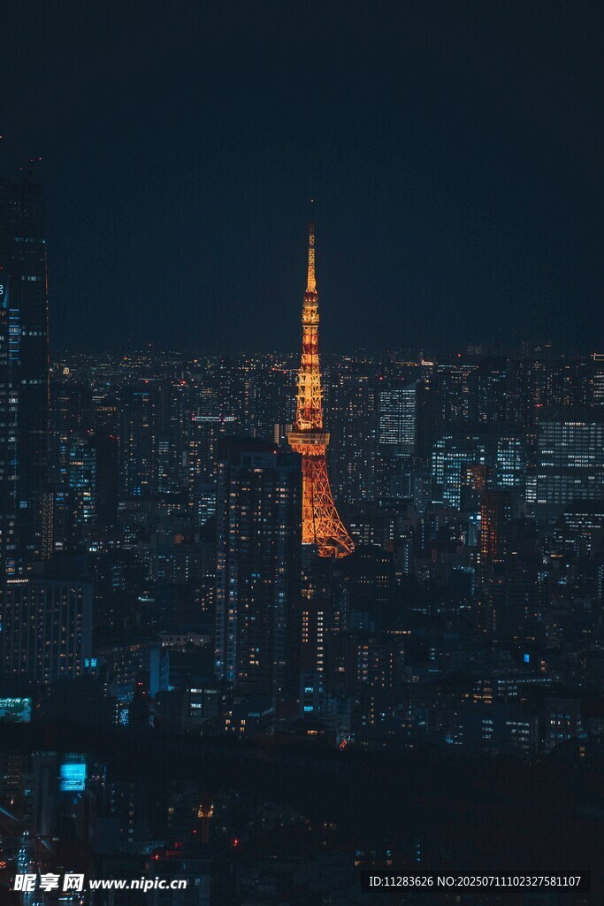 夜幕下的东京塔璀璨夺目