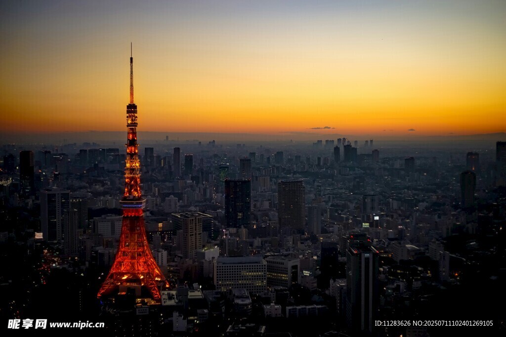 夕阳下的东京塔城市景观