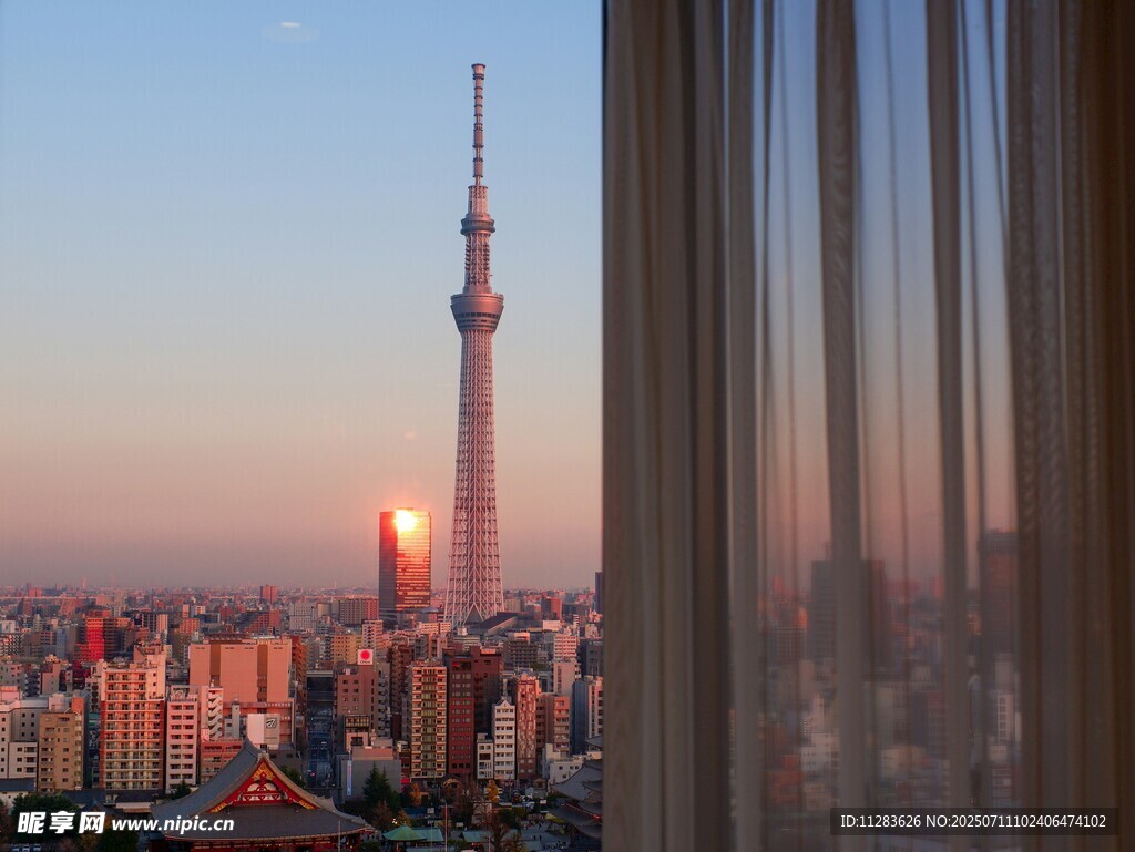 窗边远眺东方明珠城市美景