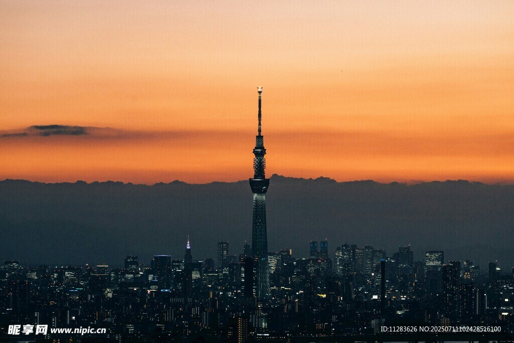 日暮下的城市高塔景观