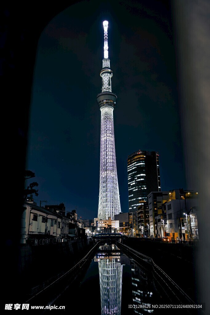 东京塔夜景倒影