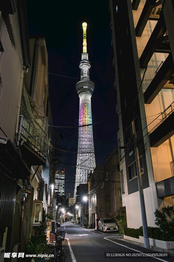 东京塔夜景下的城市街道