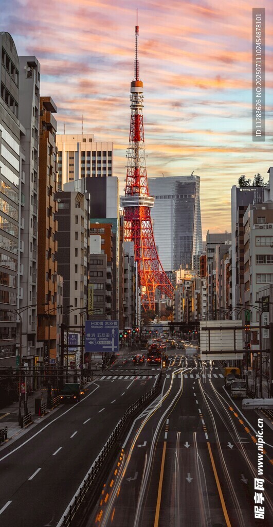 东京城市铁轨与塔的黄昏景