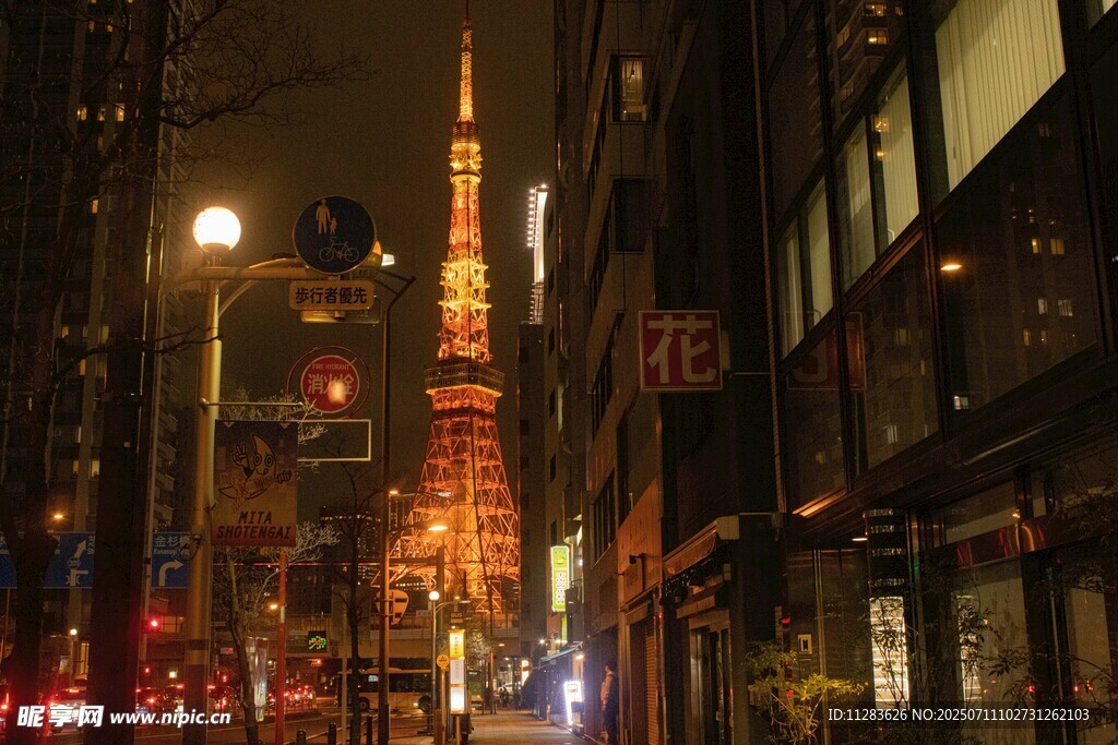 东京街头夜景中的璀璨铁塔