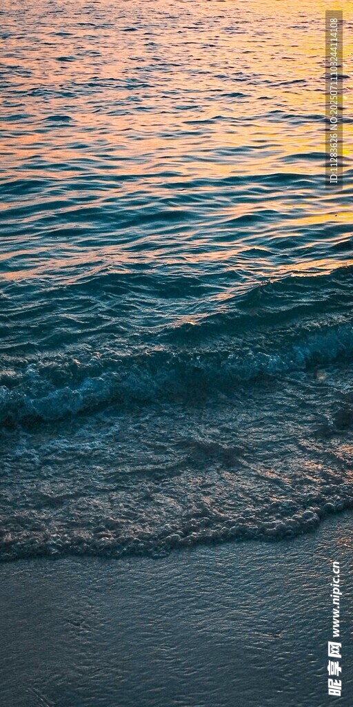 海边夕阳下的粼粼海浪