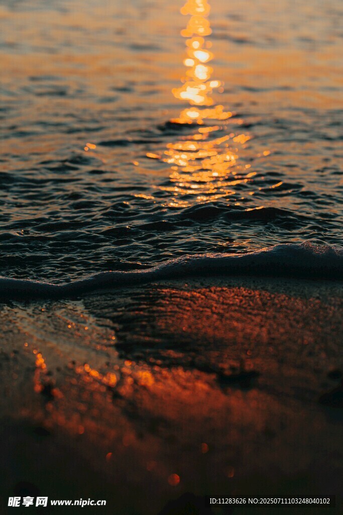 夕阳下波光粼粼的海面