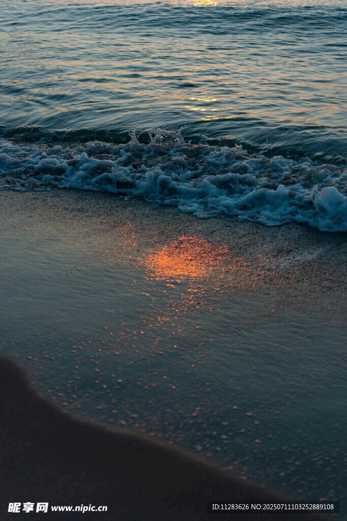 海边日落时分的美丽海浪