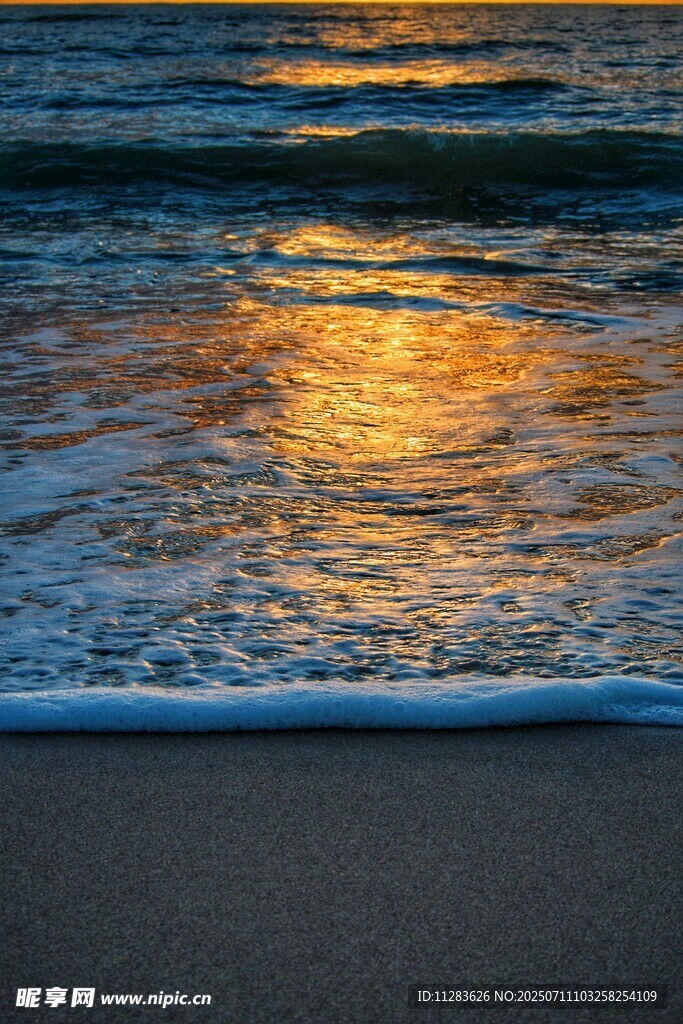 夕阳下的海浪与沙滩