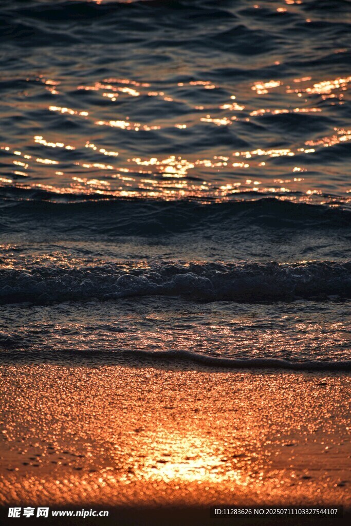 夕阳下的海浪与金色沙滩