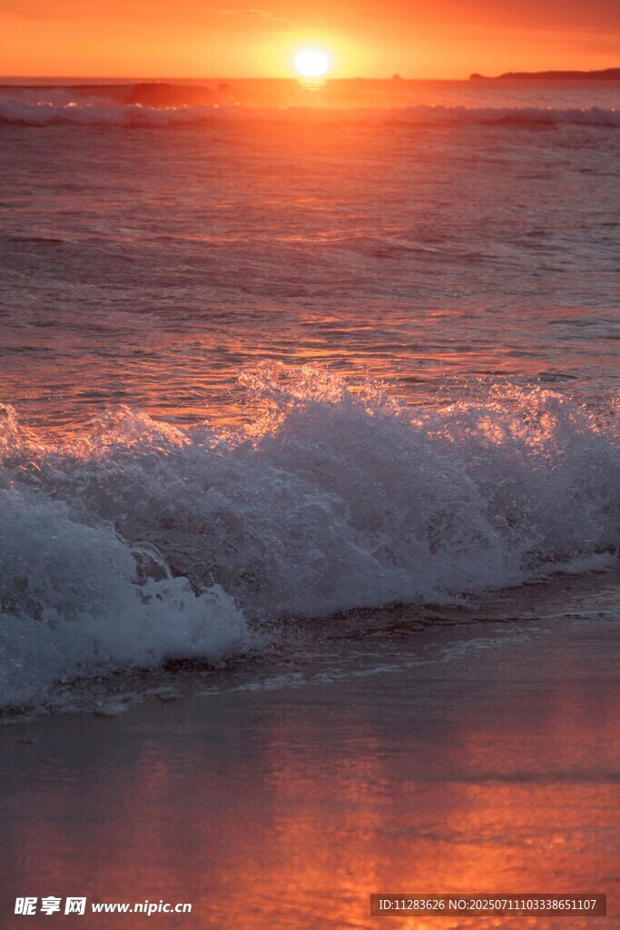海浪翻涌美景