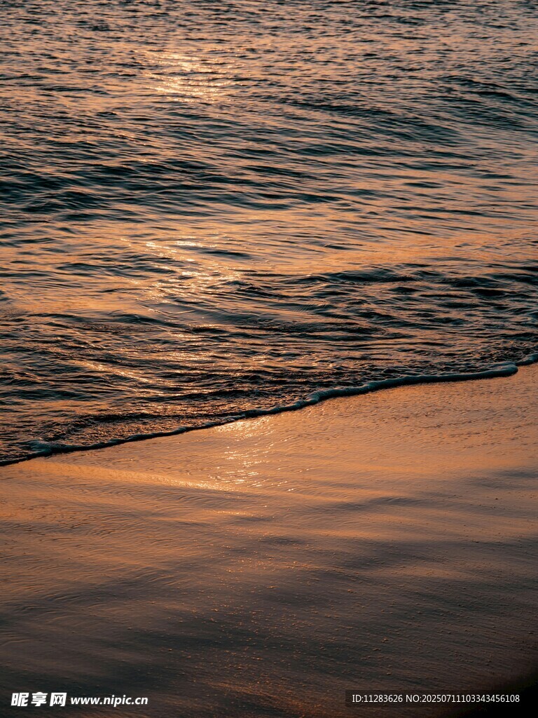 夕阳下的海浪与沙滩