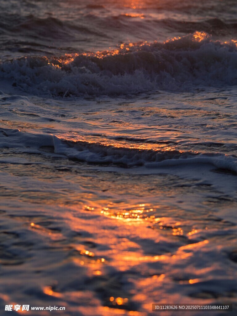 夕阳下波光粼粼的海面