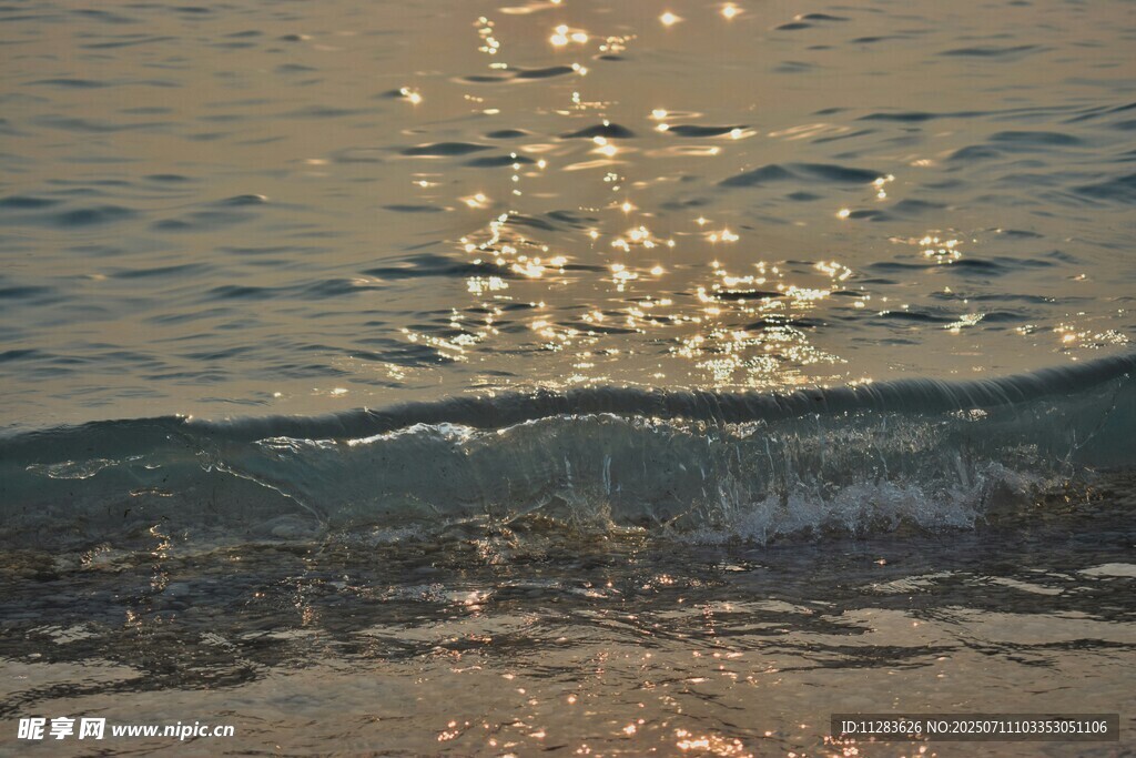 夕阳下波光粼粼的海浪