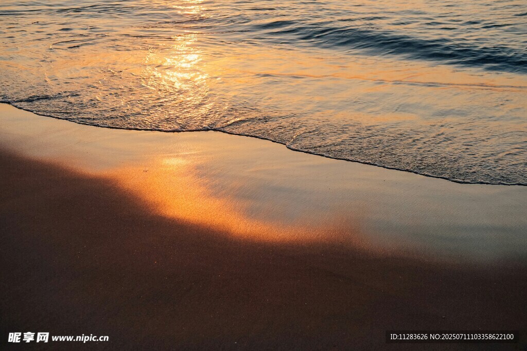 夕阳下的海浪与沙滩