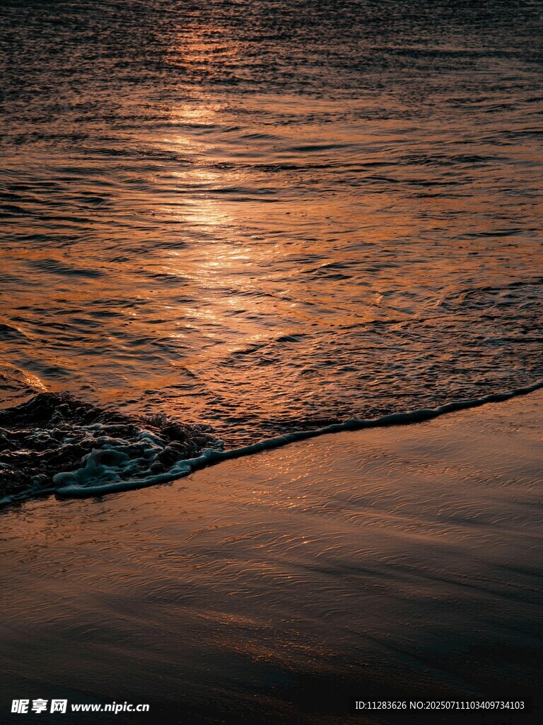 夕阳下的海浪与沙滩