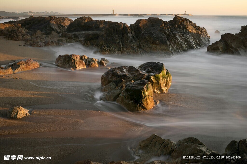 海边礁石的黄昏美景