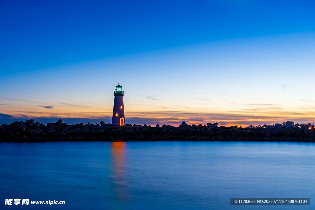 湖畔夕阳下的高耸建筑