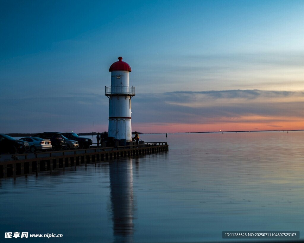 海边灯塔日落美景