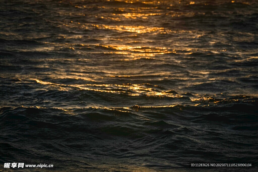 夕阳下波光粼粼的海面