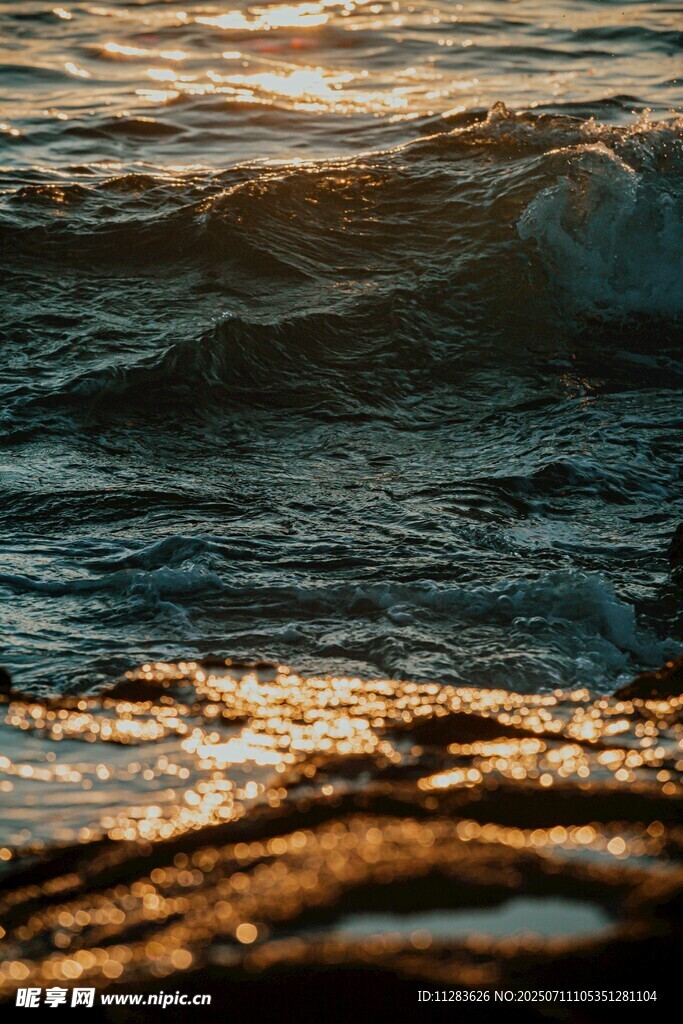 夕阳下的海浪美景