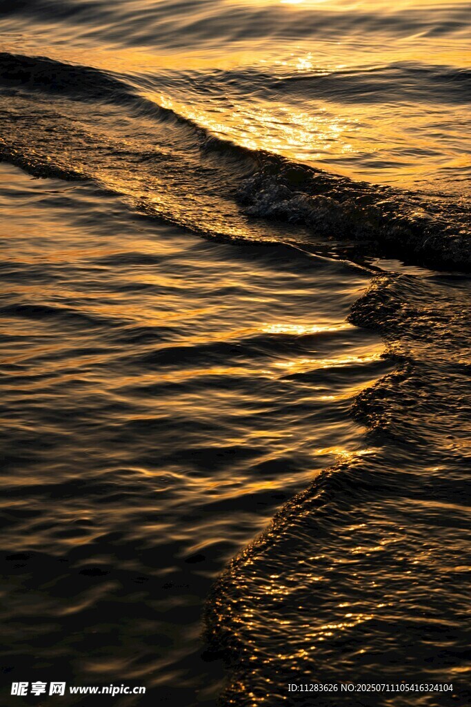 夕阳下波光粼粼的海面