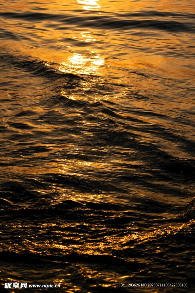 夕阳下波光粼粼的水面