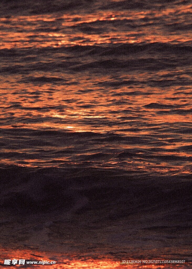 夕阳下波光粼粼的海面
