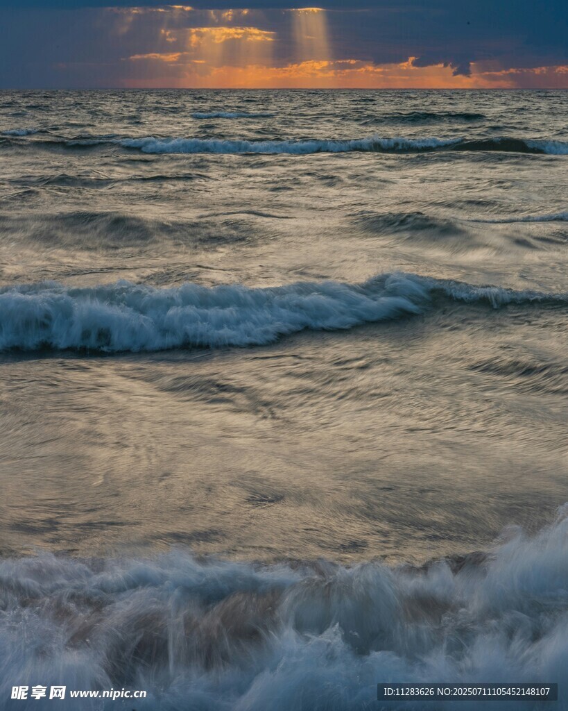 夕阳下的海浪美景