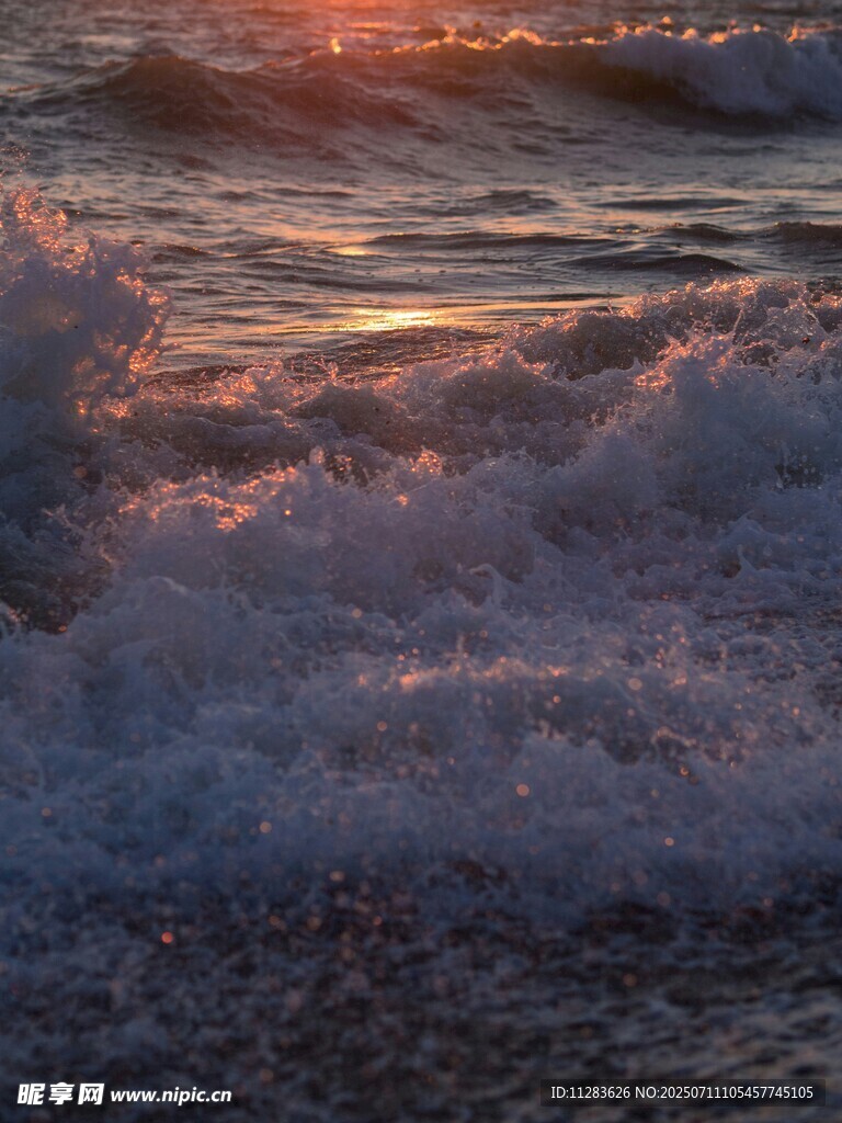 夕阳下的海浪美景