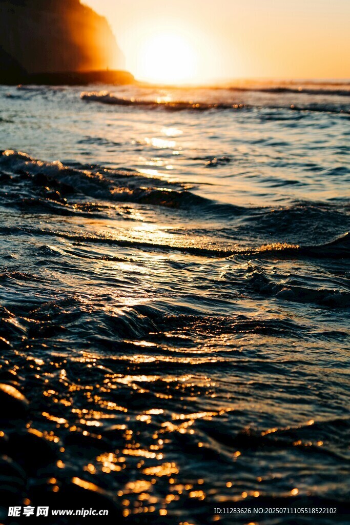 海边日落时分的美丽海浪
