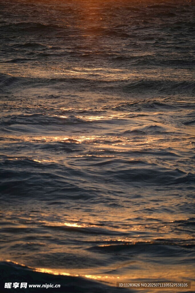 夕阳下波光粼粼的海面