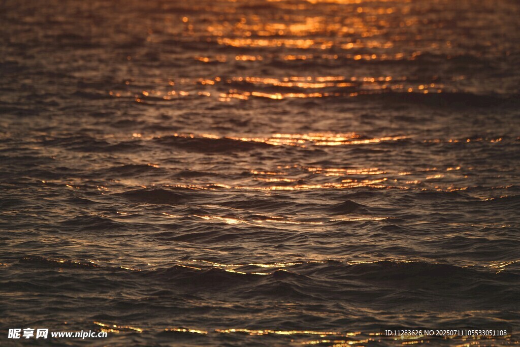 夕阳下波光粼粼的海面