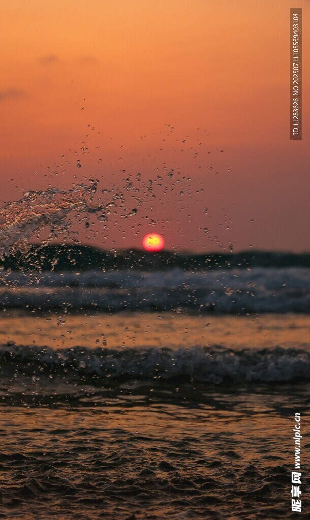夕阳下海浪翻涌的海滨