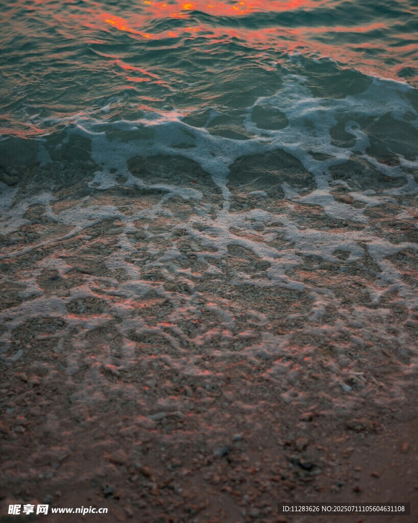 夕阳下的海浪与沙滩