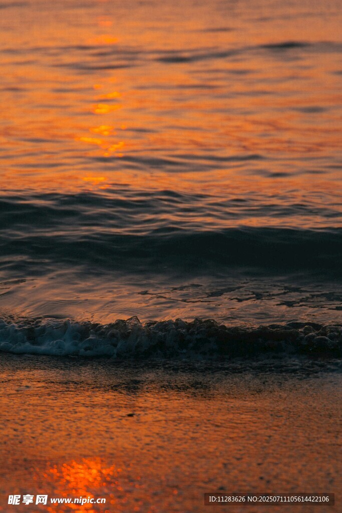 夕阳下的海边浪漫景致