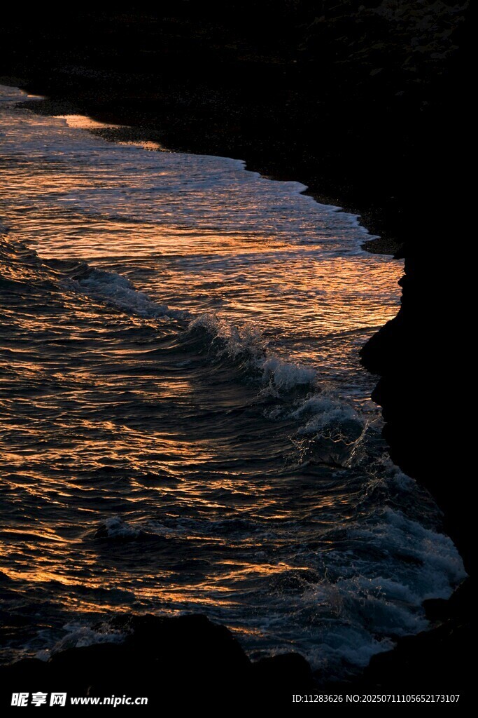 夕阳下的海浪波光粼粼