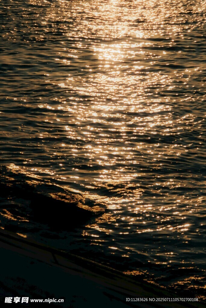 夕阳下波光粼粼的海面