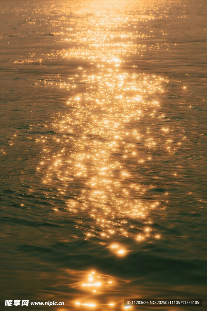金色夕阳下波光粼粼海面