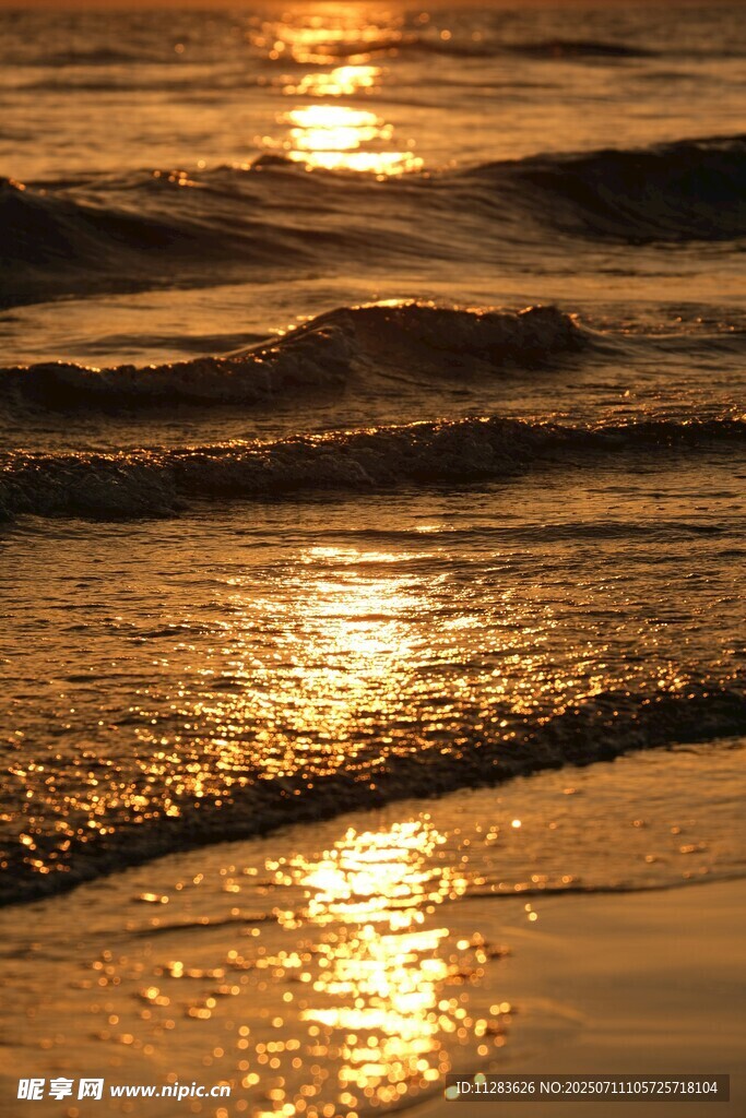 夕阳下波光粼粼的海滩