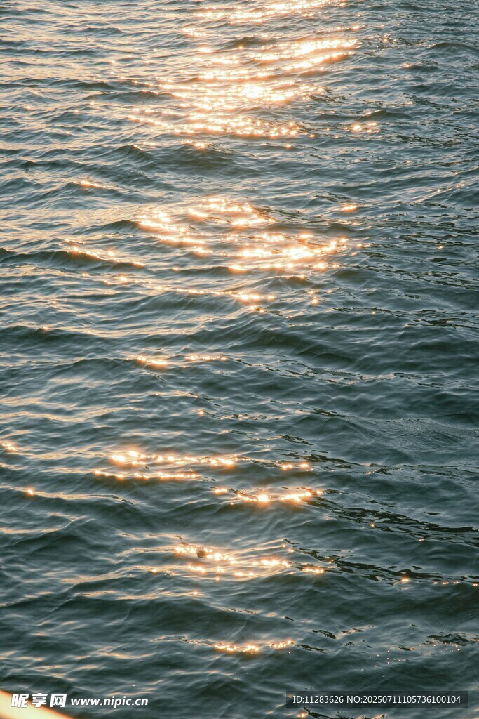 波光粼粼的海面