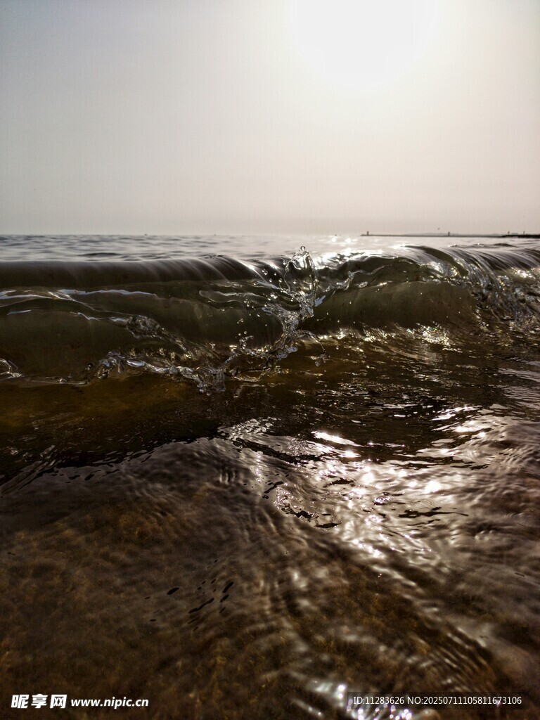 海边夕阳下的涌动海浪