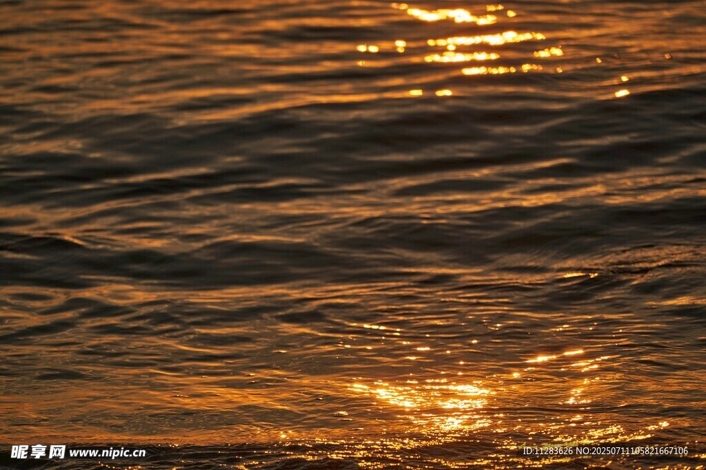 夕阳下波光粼粼的水面