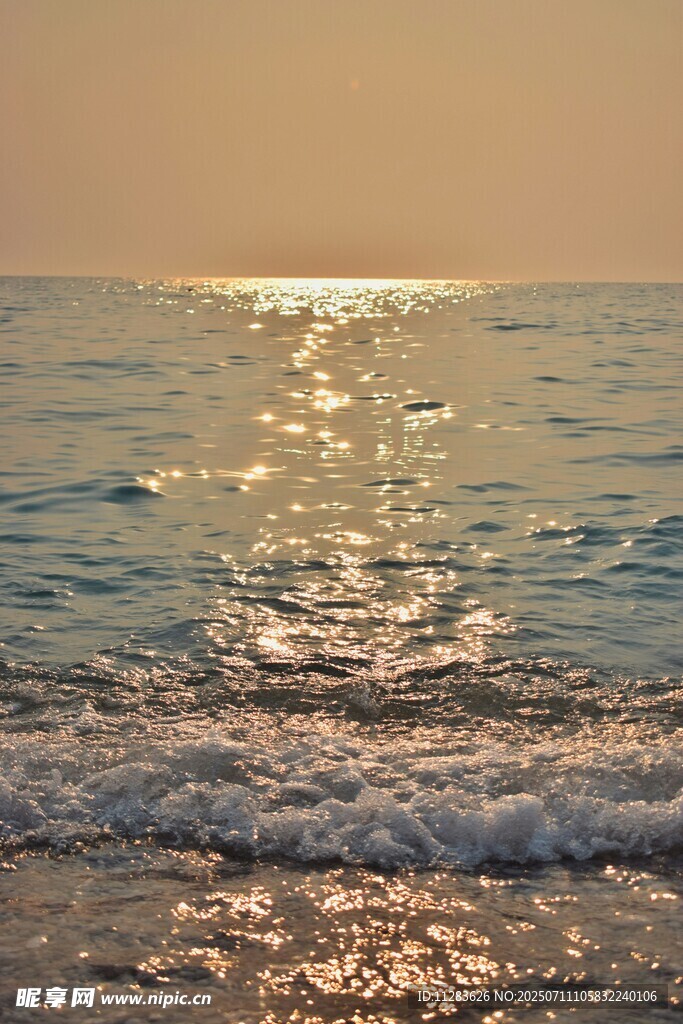 夕阳下波光粼粼的海岸线