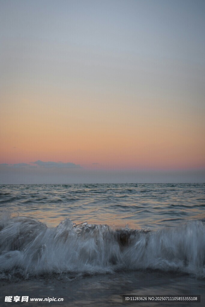 海边日落时的翻涌海浪