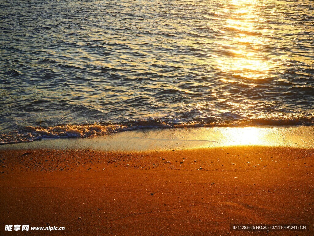 夕阳下的海边美景